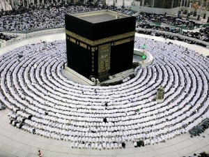 Ümrə mövsümünün başlaması ilə Kəbə ətrafındakı maneələr aradan qaldırılıb