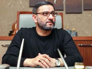 İmam Rza(ə) hərəmi rəhbərliyi ilahiyyatçı alim Hacı Şahin Həsənliyə “Müqəddəs Hərəmin Xidmətçisi” fəxri nişanı təqdim etdi