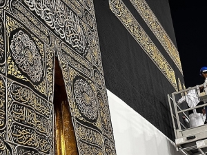 Məhərrəm ayı ilə bağlı Kəbə evinin örtüyü dəyişdirilib (FOTO)